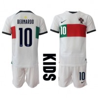 Otroški Nogometni dresi Portugalska Bernardo Silva #10 Gostujoči SP 2022 Kratek Rokav (+ Kratke hlače)